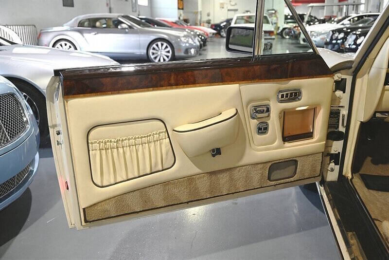 1986 Rolls-Royce Corniche 21