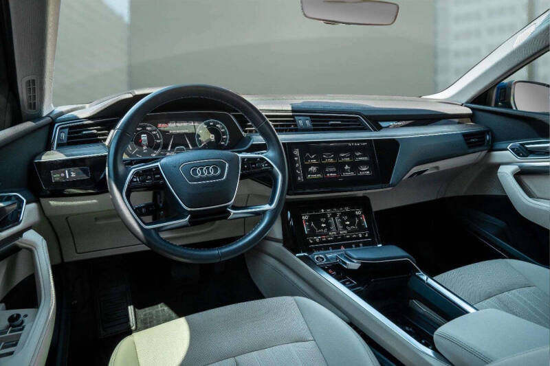 2022 Audi e-tron quattro Premium Plus