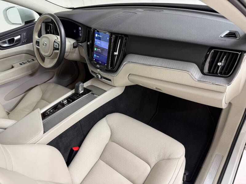 2023 Volvo XC60 B5 Plus Bright Theme