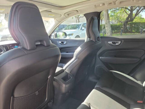 2024 Volvo XC60 B5 Core Dark Theme