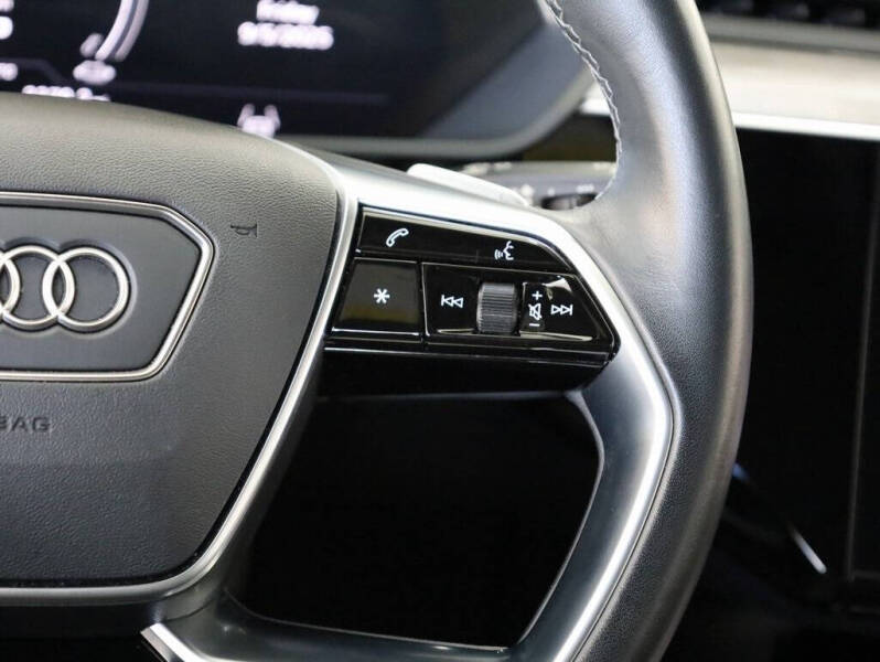 2023 Audi e-tron quattro Premium Plus