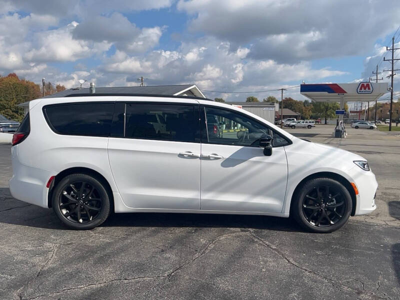 2026 Chrysler Pacifica Select