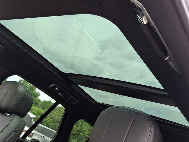 2025 Land Rover Range Rover P550e SE