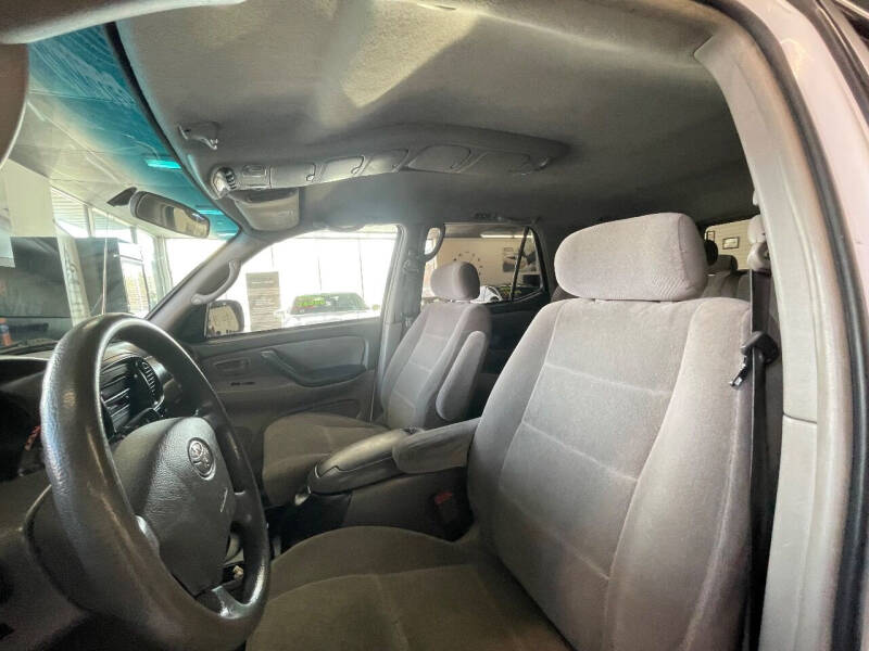 2004 Toyota Sequoia SR5
