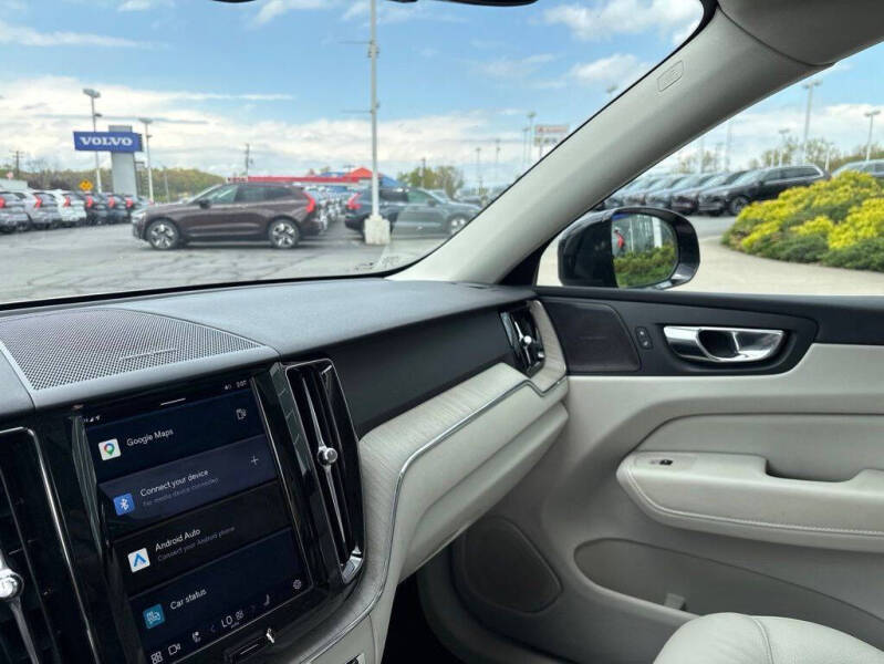 2023 Volvo XC60 B5 Plus Dark Theme
