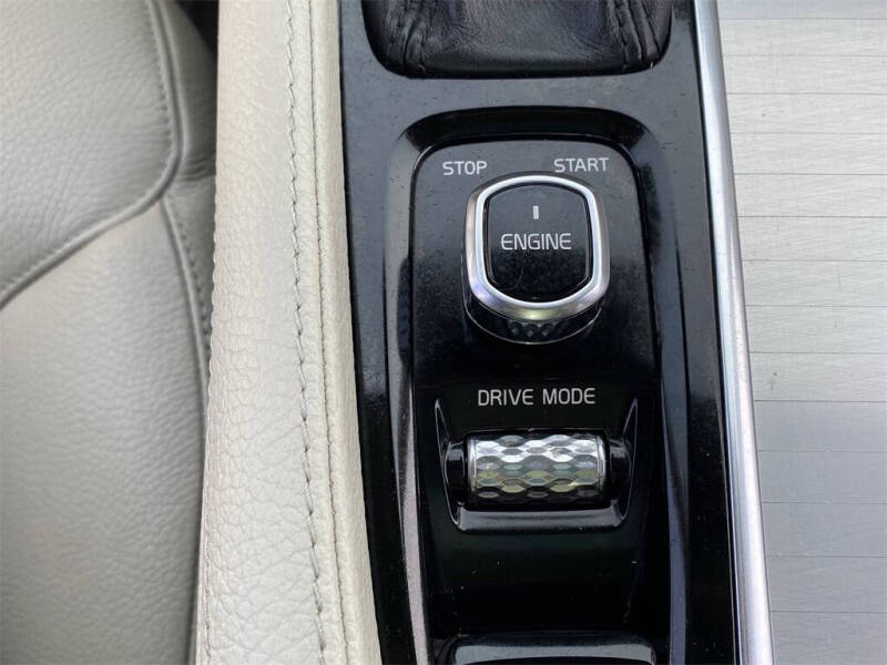 2016 Volvo XC90 T5 Momentum