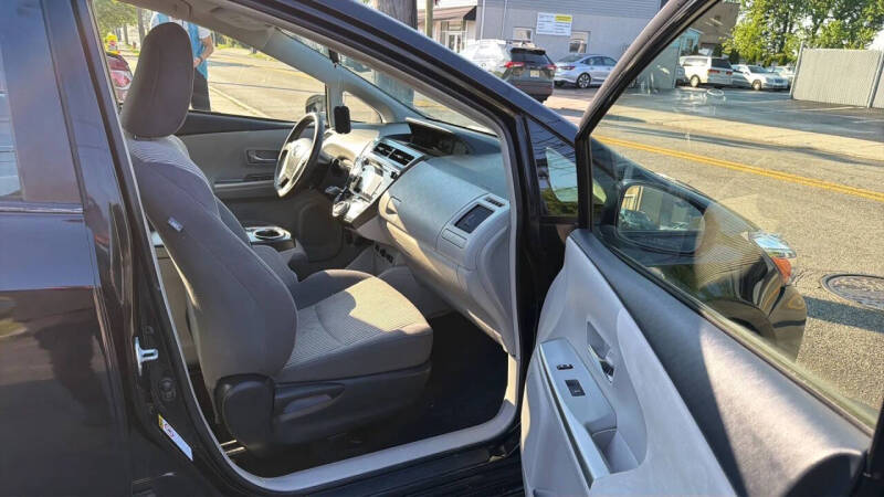 2017 Toyota Prius v Three
