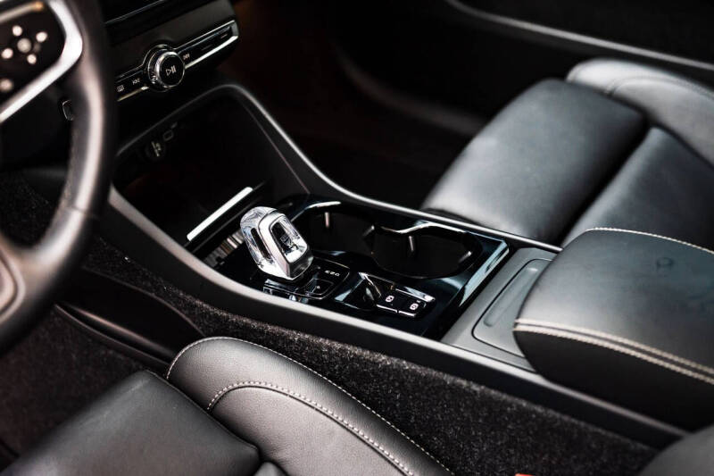 2025 Volvo XC40 B5 Plus Dark Theme