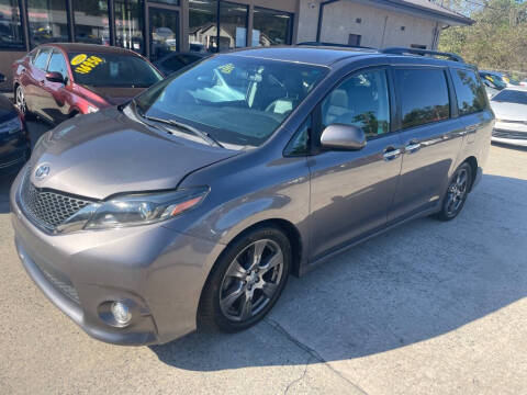 2017 Toyota Sienna SE 8-Passenger