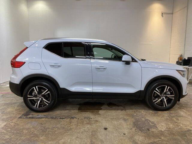 2025 Volvo XC40 B5 Core Bright Theme