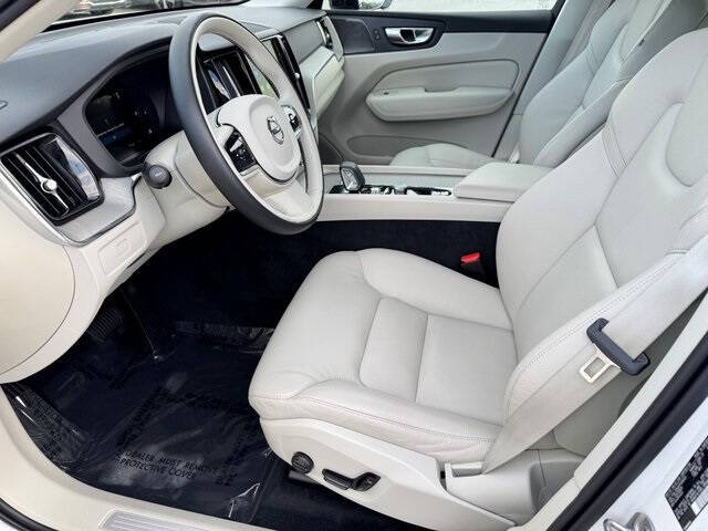 2023 Volvo XC60 B5 Plus Dark Theme