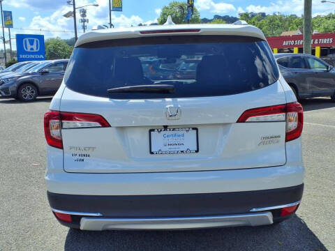 2022 Honda Pilot Touring w/Rear Captain's Chairs