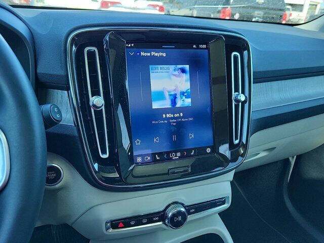 2023 Volvo XC40 B5 Plus Bright Theme