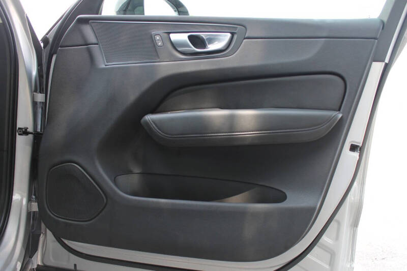 2024 Volvo XC60 B5 Core Dark Theme