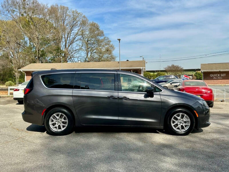 2022 Chrysler Voyager LX
