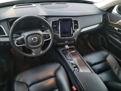 2016 Volvo XC90 T6 Momentum