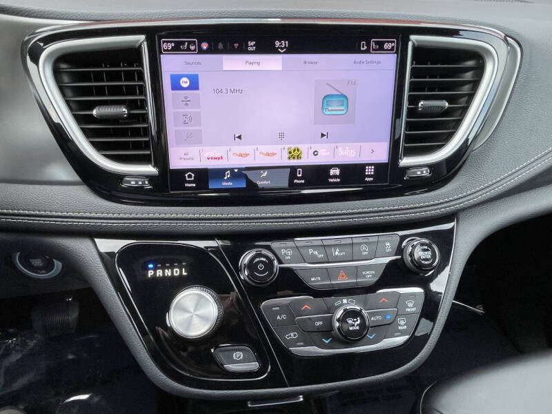 2025 Chrysler Pacifica Select