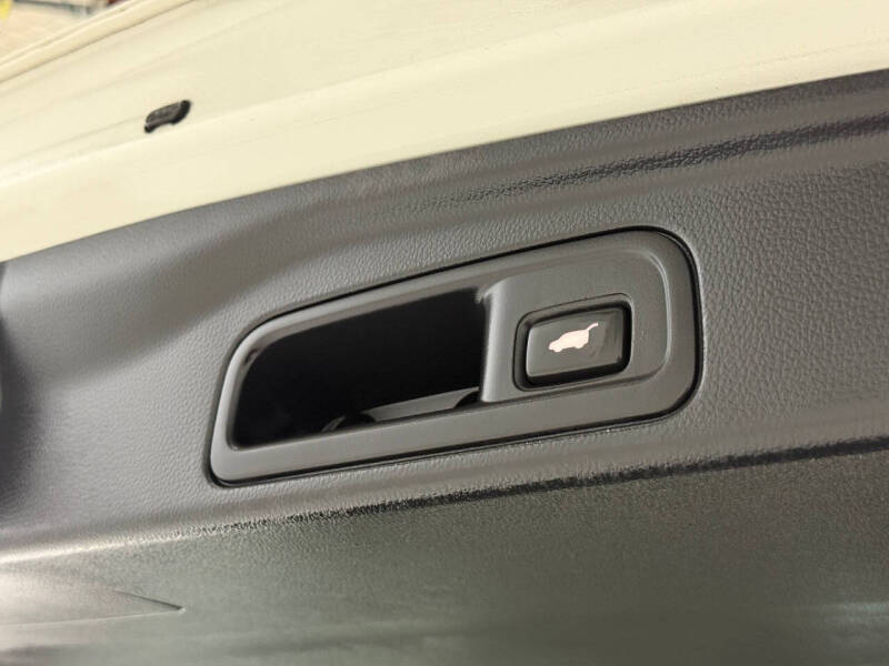 2019 Honda Pilot Touring w/Rear Captain's Chairs