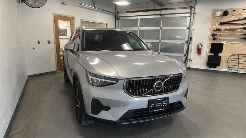 2025 Volvo XC40 B5 Core Bright Theme
