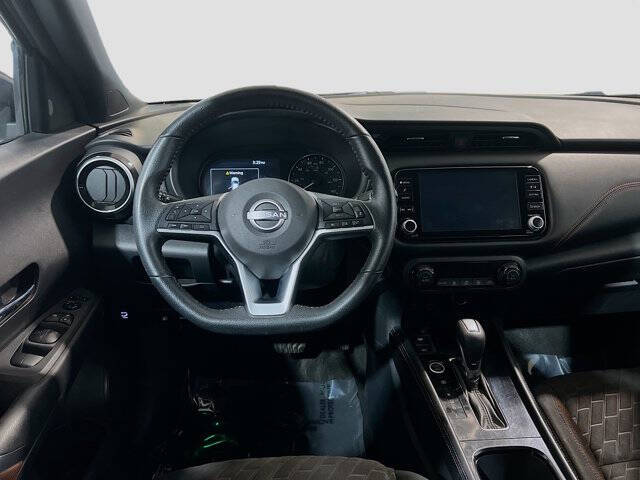 2022 Nissan Kicks SR