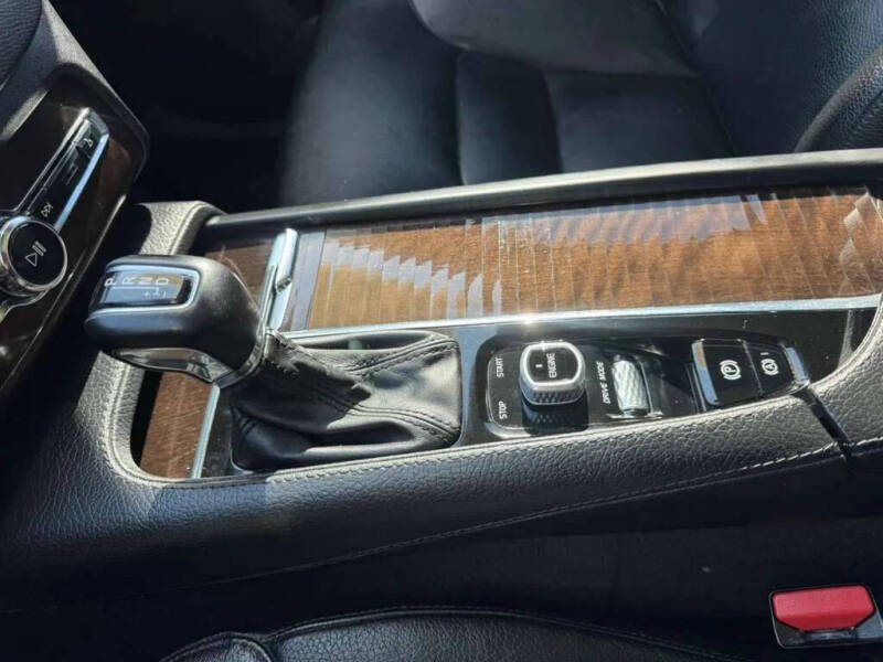 2016 Volvo XC90 T6 Momentum