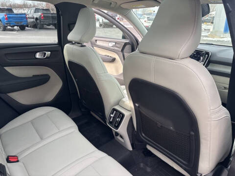 2025 Volvo XC40 B5 Plus Dark Theme