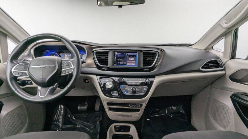 2022 Chrysler Voyager LX