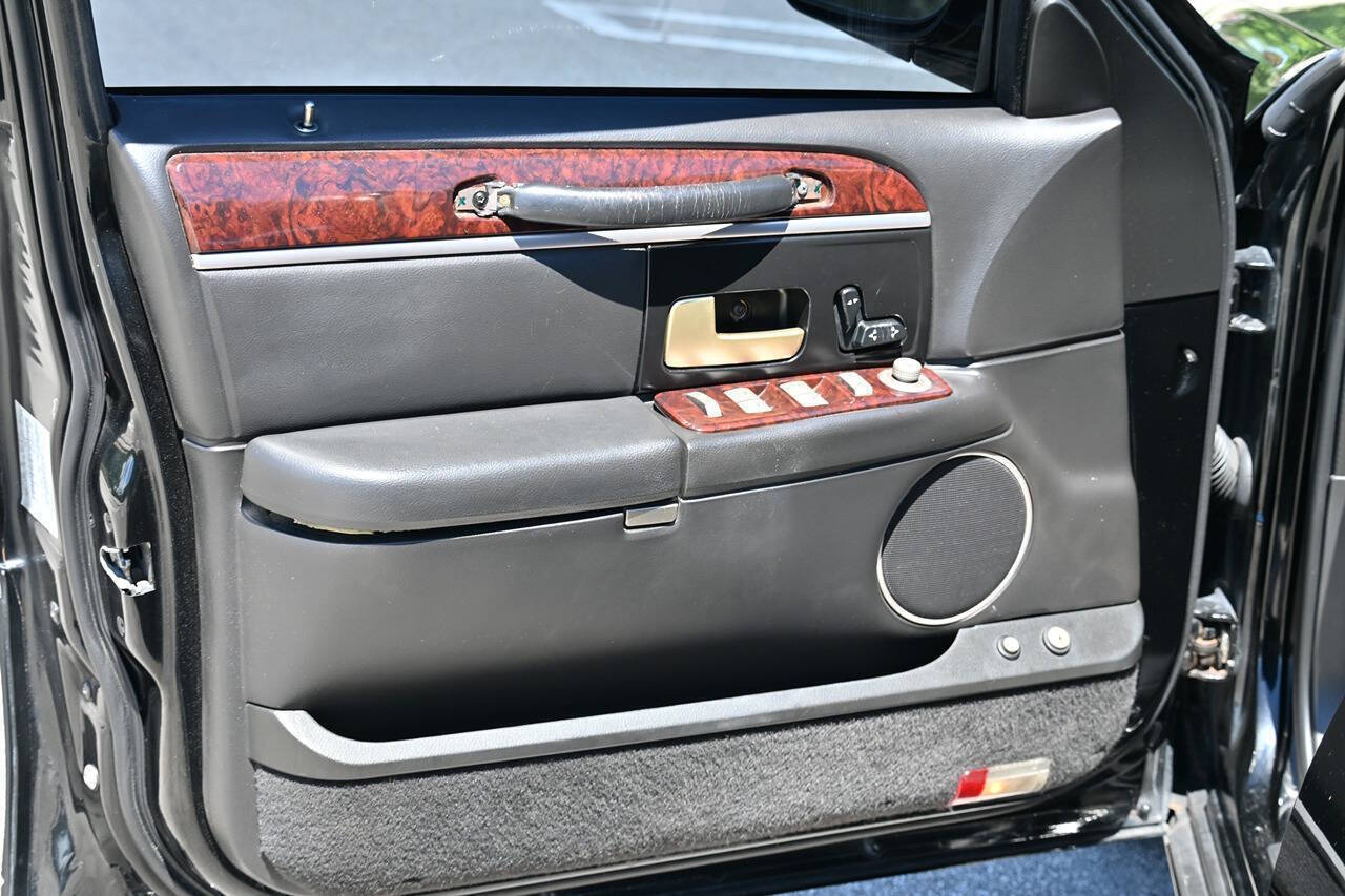 2011 Lincoln Town Car 9