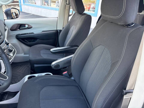 2024 Chrysler Voyager LX