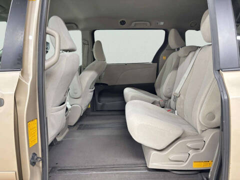 2012 Toyota Sienna LE 8-Passenger