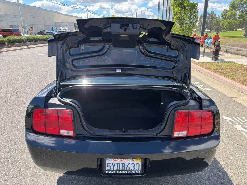 2007 Ford Mustang V6 Deluxe
