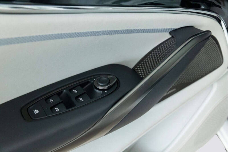 2025 Aston Martin DBX 707