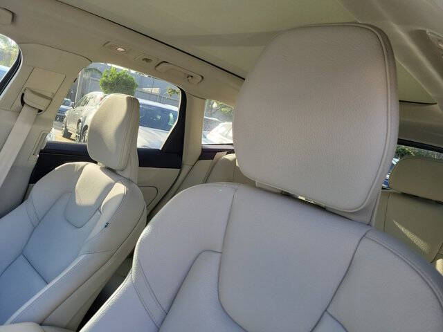 2024 Volvo XC60 B5 Core Dark Theme