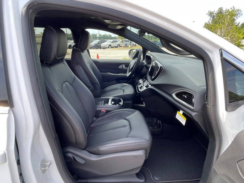 2027 Chrysler Pacifica LX