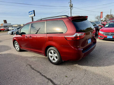 2017 Toyota Sienna LE 7-Passenger Auto Access Seat