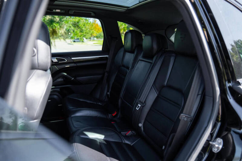 2017 Porsche Cayenne Platinum Edition