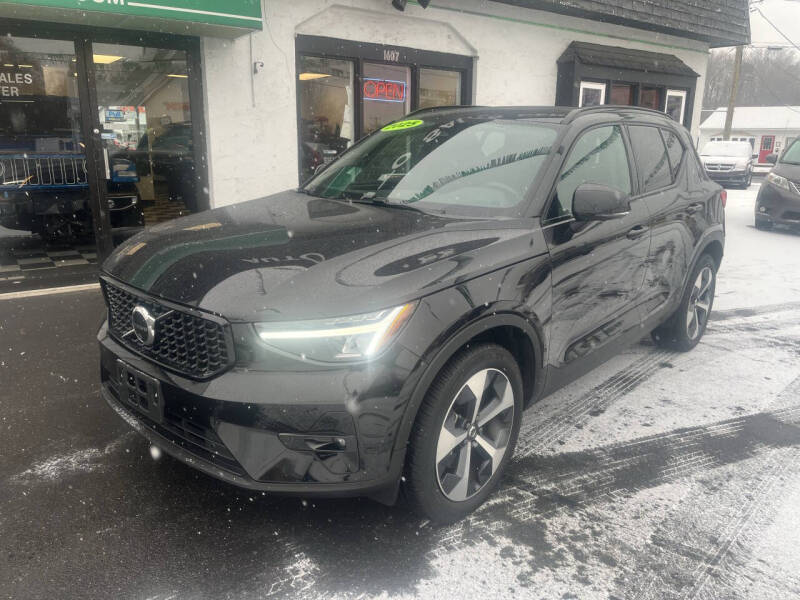 2025 Volvo XC40 B5 Plus Dark Theme