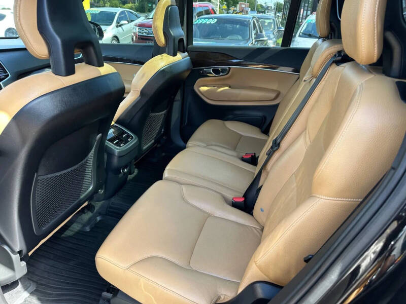 2016 Volvo XC90 T6 Momentum