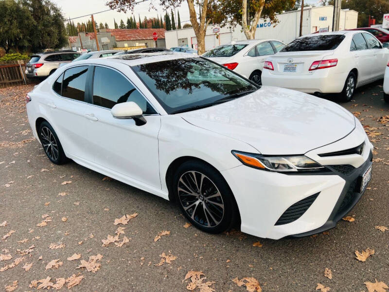 2018 Toyota Camry SE photo 2