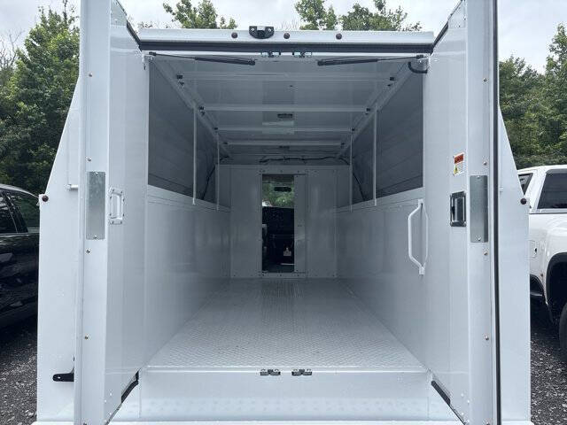 2025 Chevrolet Express 3500