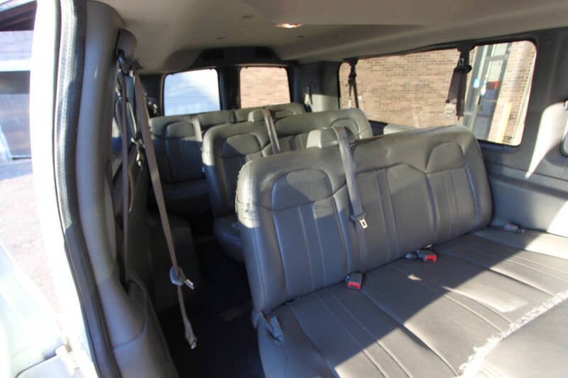 2020 GMC Savana Passenger LS photo 40