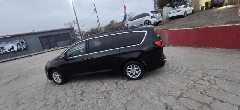 2021 Chrysler Voyager's photo