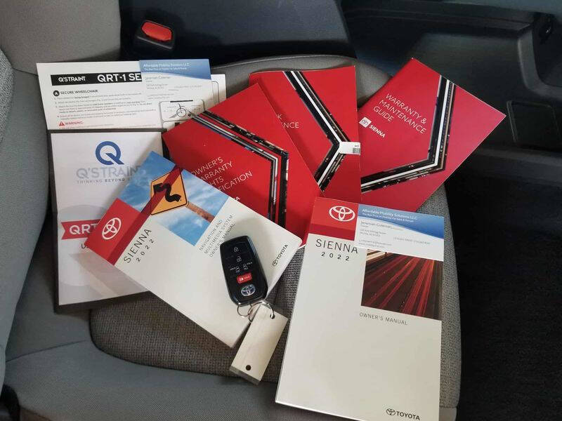 2022 Toyota Sienna LE 8-Passenger