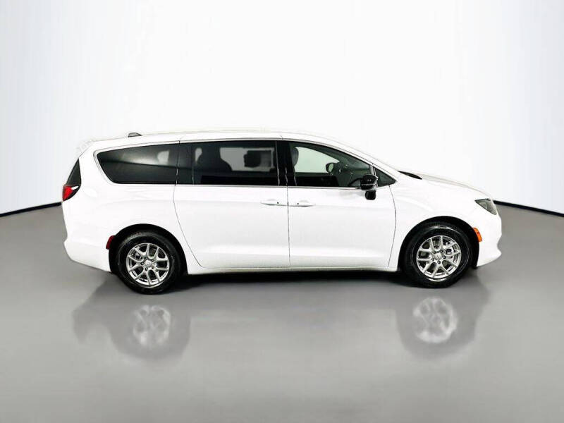 2026 Chrysler Voyager LX