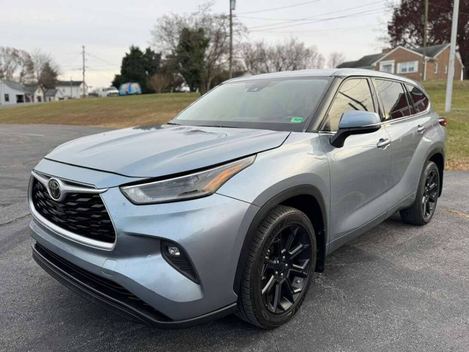 2021 Toyota Highlander LE's photo