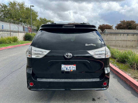 2011 Toyota Sienna SE 8-Passenger