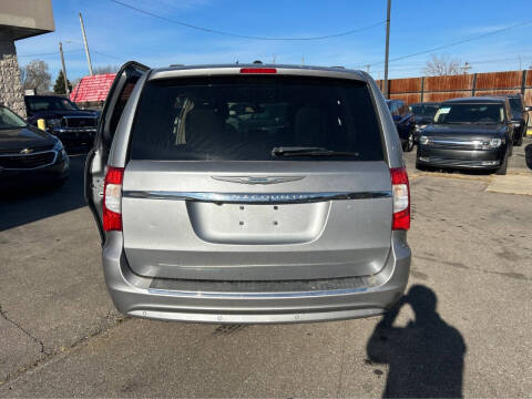 2015 Chrysler Town and Country Touring-L