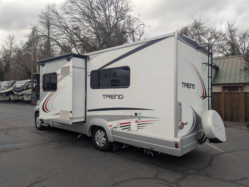 2018 Winnebago Trend 23D / 23ft