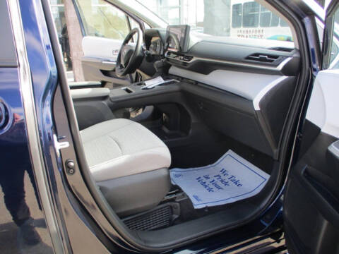 2025 Toyota Sienna LE 8-Passenger