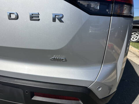 2025 Nissan Pathfinder SV